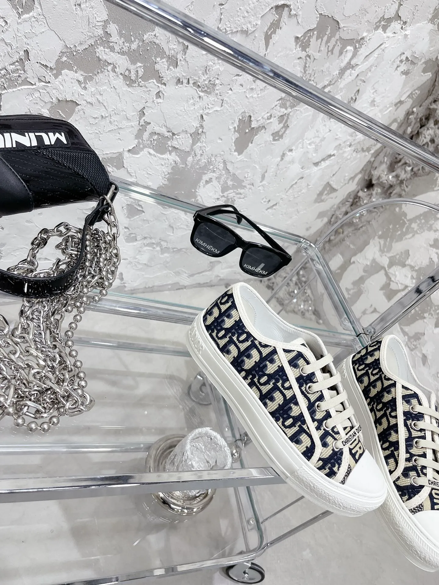 👟👟Ex-factory price 480👟👟 WALK N DIOR embroidered canvas shoes, flat casual shoes, Valentine's Day limited sneaker series, 100% cotton silk double-sided three-dimensional embroidery, hot sale in authentic stores, Ins star internet celebrity concave style show.  All materials of this shoe are original molds, right down to the hardware, laces, outsole, 👟👟 ex-factory price U mid-pad... The upper fabric is made of double-sided pure cotton silk three-dimensional electric embroidery. Each style looks colorful, but it does not make it difficult to match clothes. The entire series is like a piece of handicraft, unique!  ▪️Inner lining: full-grain mixed sheep silk sheepskin ▪️Foot pads: imported cowhide of the same color, comfortable to the feet ▪️My last style is exactly the same as Z👟👟 ex-factory price, welcome to compare. My color matching is complete, and the counter has a full set of packaging. Code number: 35-40 (women's model 41 is custom-made and cannot be returned or exchanged)